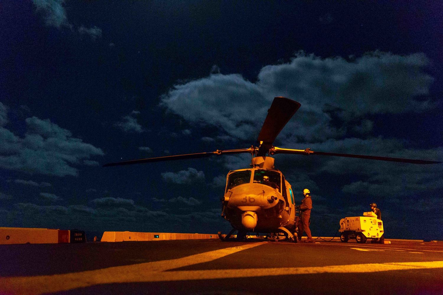 美國海軍陸戰隊第31遠征部隊暗夜在艦上進行直升機整備作業。 圖:翻攝 III MEF Marines推特 美國海軍陸戰隊第31遠征部隊暗夜在艦上進行直升機整備作業。 圖:翻攝 III MEF Marines推特