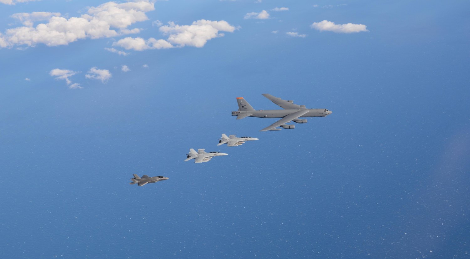 美國B-52戰略轟炸機領隊,澳洲EA-18G「咆哮者」電戰機、F/A-18F「超級大黃蜂」戰鬥機和F-35A「閃電」戰鬥機並排飛行。 圖:翻攝 Talisman Sabre推特 美國B-52戰略轟炸機領隊,澳洲EA-18G「咆哮者」電戰機、F/A-18F「超級大黃蜂」戰鬥機和F-35A「閃電」戰鬥機並排飛行。 圖:翻攝 Talisman Sabre推特