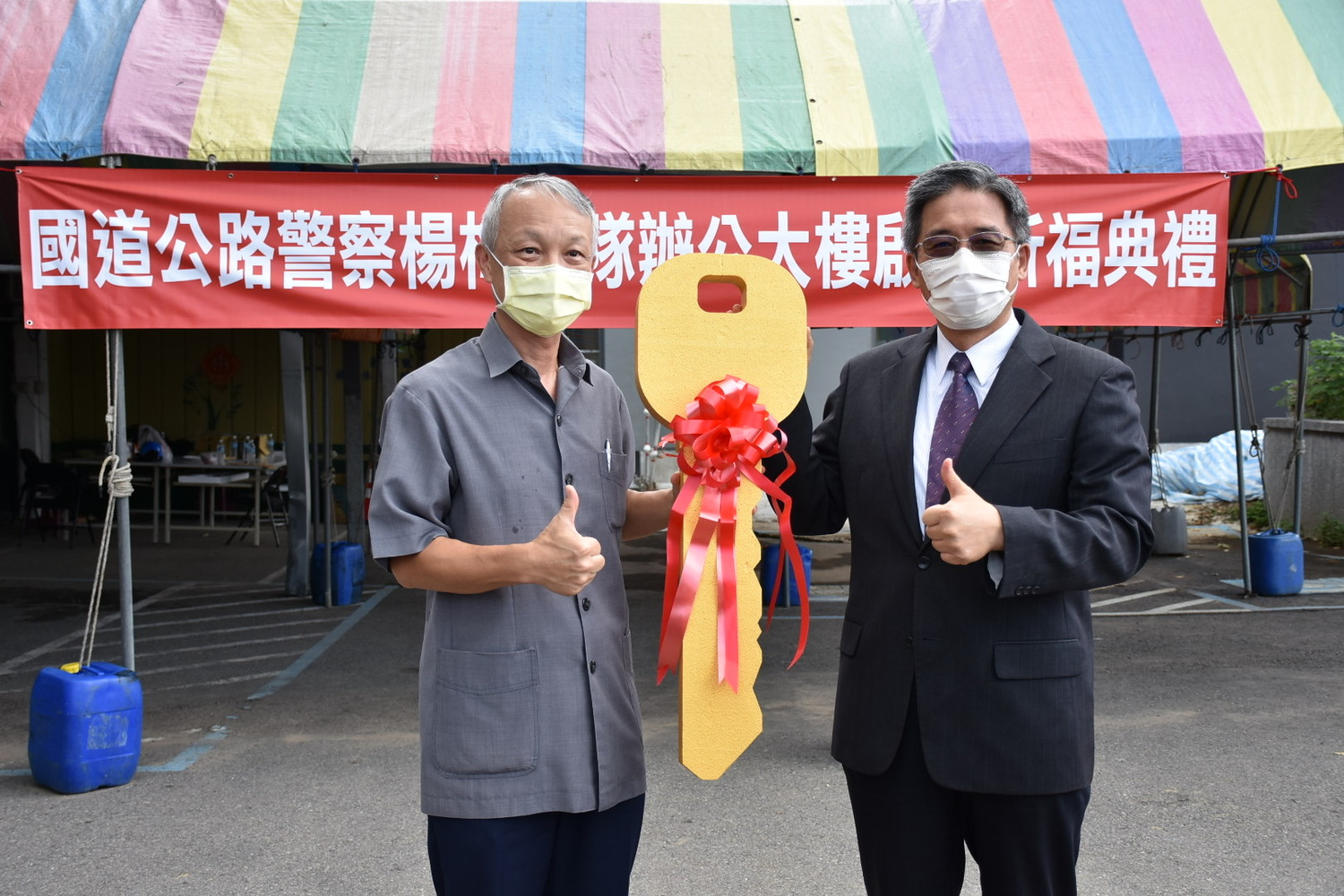 楊梅分隊大樓鑰匙交接儀式。 圖:交通部高速公路局提供。 楊梅分隊大樓鑰匙交接儀式。 圖:交通部高速公路局提供。