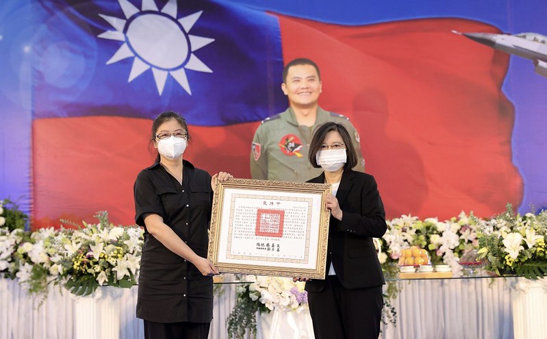 蔣正志遺孀劉邦菱代表接受褒揚令。 圖:總統府/提供 蔣正志遺孀劉邦菱代表接受褒揚令。 圖:總統府/提供