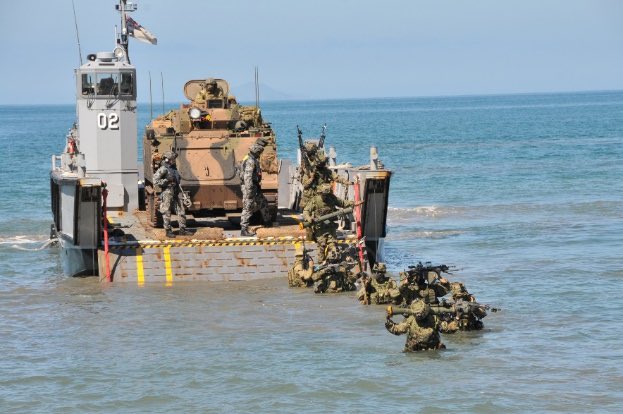 兩棲攻擊車和機械運兵小艇登陸搶灘作業。 圖:翻攝 陸上自衛隊推特 兩棲攻擊車和機械運兵小艇登陸搶灘作業。 圖:翻攝 陸上自衛隊推特