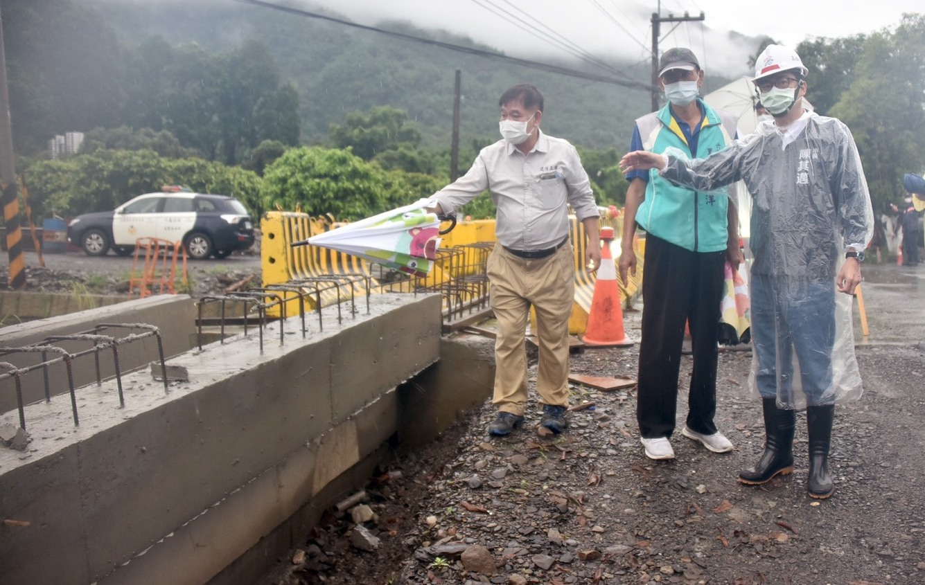 陳其邁(右)忙著各處勘災。 圖:高市水利局提供 陳其邁(右)忙著各處勘災。 圖:高市水利局提供