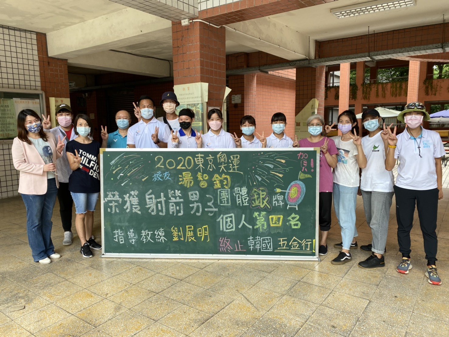 湯智鈞母校新北三峽明德中學師生一起加油 圖:新北市體育處提供 湯智鈞母校新北三峽明德中學師生一起加油 圖:新北市體育處提供