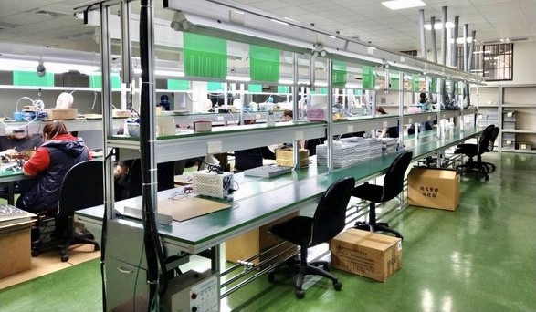 「祐泰科技股份有限公司」於用電盤加裝數位電子計量表,藉由APP呈現即時用電狀況進行電量管控,每月平均約節省10%電量。 圖:新北市經發局提供 「祐泰科技股份有限公司」於用電盤加裝數位電子計量表,藉由APP呈現即時用電狀況進行電量管控,每月平均約節省10%電量。 圖:新北市經發局提供