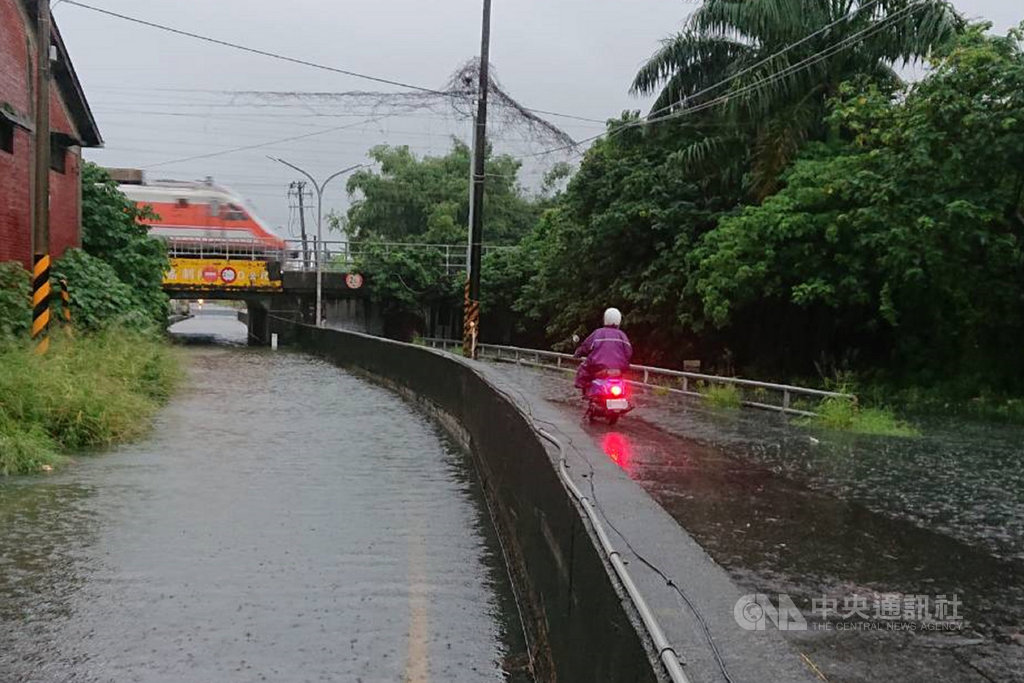 台南地區從7月31日深夜至8月1日清晨間出現明顯雨勢,仁德區保安路二段的鐵道下方涵洞在1日清晨仍因積水封閉,機車僅可勉強行駛一旁便道。 圖/中央社 台南地區從7月31日深夜至8月1日清晨間出現明顯雨勢,仁德區保安路二段的鐵道下方涵洞在1日清晨仍因積水封閉,機車僅可勉強行駛一旁便道。 圖/中央社