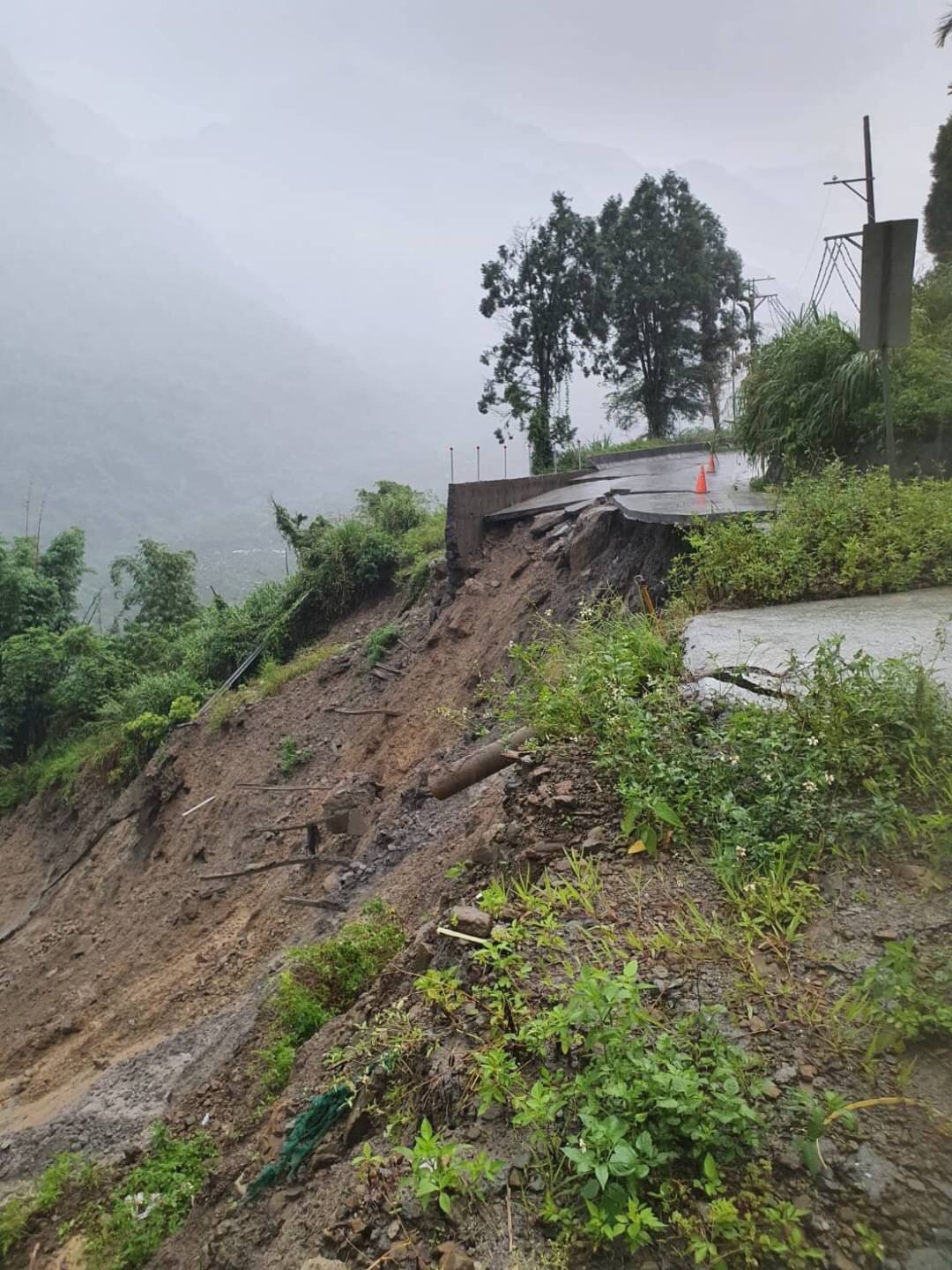 嘉義縣竹崎鄉光華村159甲32K處,因豪雨造成道路坍塌。 圖:嘉義縣政府/提供 嘉義縣竹崎鄉光華村159甲32K處,因豪雨造成道路坍塌。 圖:嘉義縣政府/提供