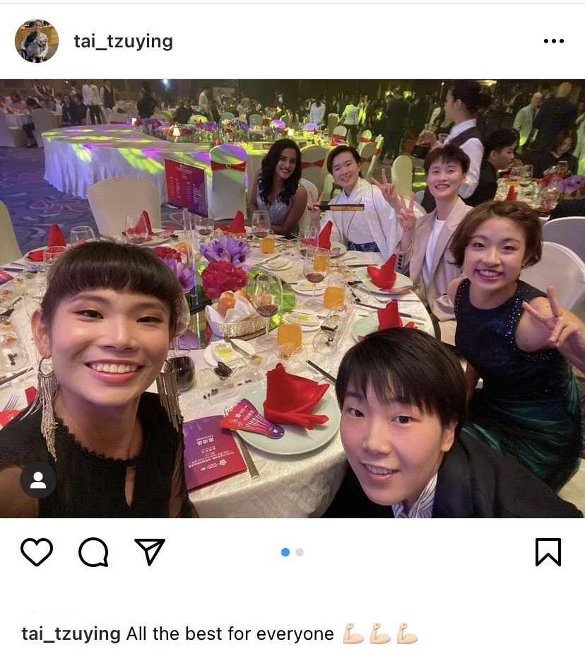 小戴與其他女子羽球員的合照。小戴右方的球員由前至後分別是日本的山口茜、奧原希望,中國的陳雨菲、何冰嬌,與印度的辛度。 圖:取自戴資穎IG 小戴與其他女子羽球員的合照。小戴右方的球員由前至後分別是日本的山口茜、奧原希望,中國的陳雨菲、何冰嬌,與印度的辛度。 圖:取自戴資穎IG