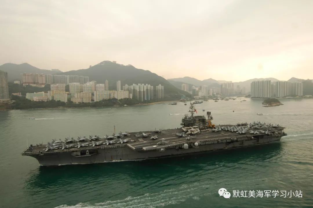 1997年香港「回歸」後,美軍「小鷹號(CV-63)」航空母艦曾7次訪問香港。 圖:翻攝陸網「默虹美海軍學習小站」 1997年香港「回歸」後,美軍「小鷹號(CV-63)」航空母艦曾7次訪問香港。 圖:翻攝陸網「默虹美海軍學習小站」