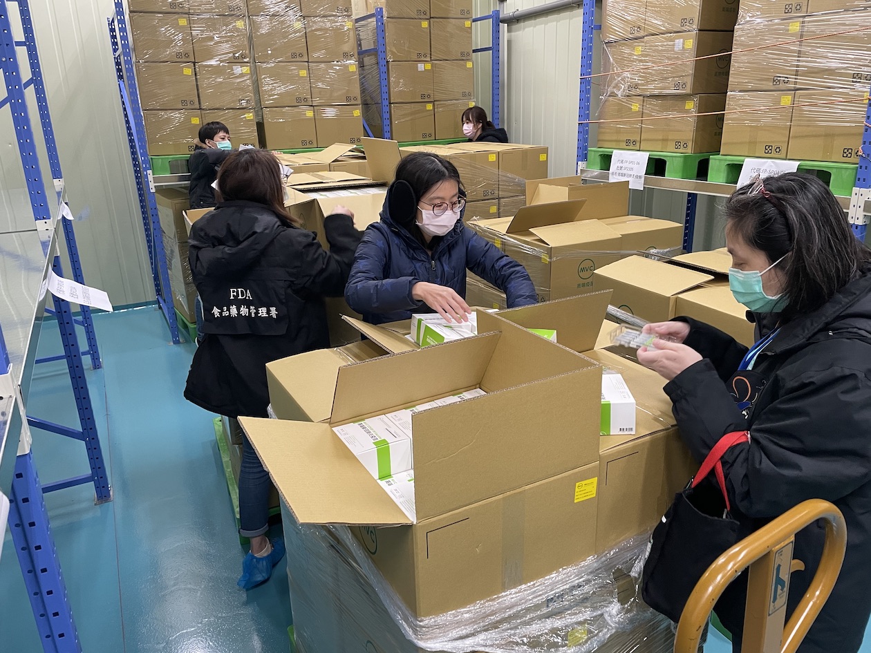 食藥署今公布高端疫苗已通過審查檢驗,目前正於倉儲進行檢驗封緘作業。 圖:食藥署/提供 食藥署今公布高端疫苗已通過審查檢驗,目前正於倉儲進行檢驗封緘作業。 圖:食藥署/提供