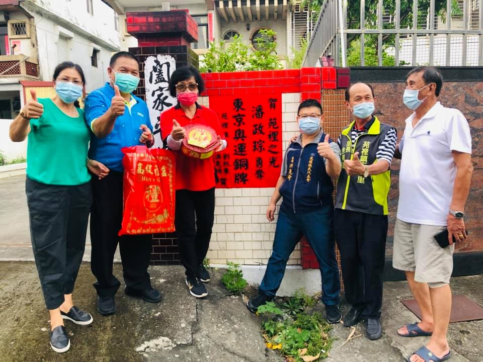 苑裡鎮鎮長劉秋東與玉田里長余清國至向潘媽媽表達祝賀。 圖:取自劉秋東臉書 苑裡鎮鎮長劉秋東與玉田里長余清國至向潘媽媽表達祝賀。 圖:取自劉秋東臉書