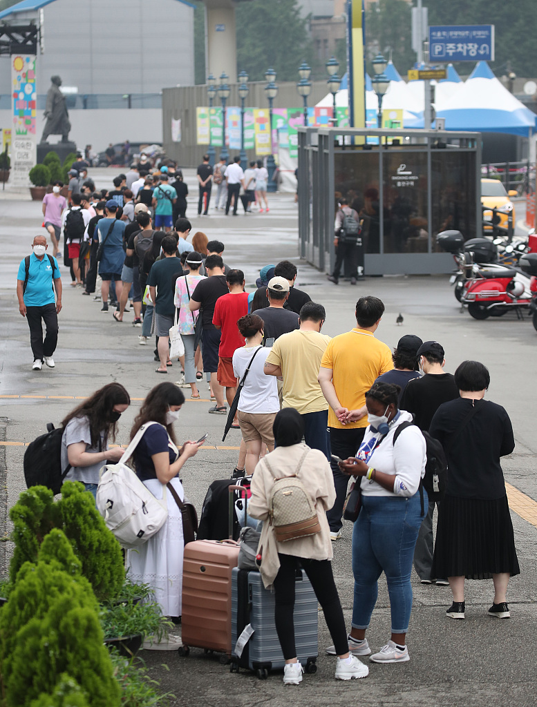 韓國民眾排隊接受新冠肺炎PCR檢測。 圖 : 翻攝自環球網 韓國民眾排隊接受新冠肺炎PCR檢測。 圖 : 翻攝自環球網