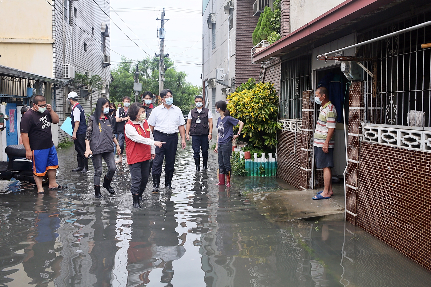 嘉義市長黃敏惠昨天到低窪地區關心民眾。 圖:嘉義市政府/提供 嘉義市長黃敏惠昨天到低窪地區關心民眾。 圖:嘉義市政府/提供