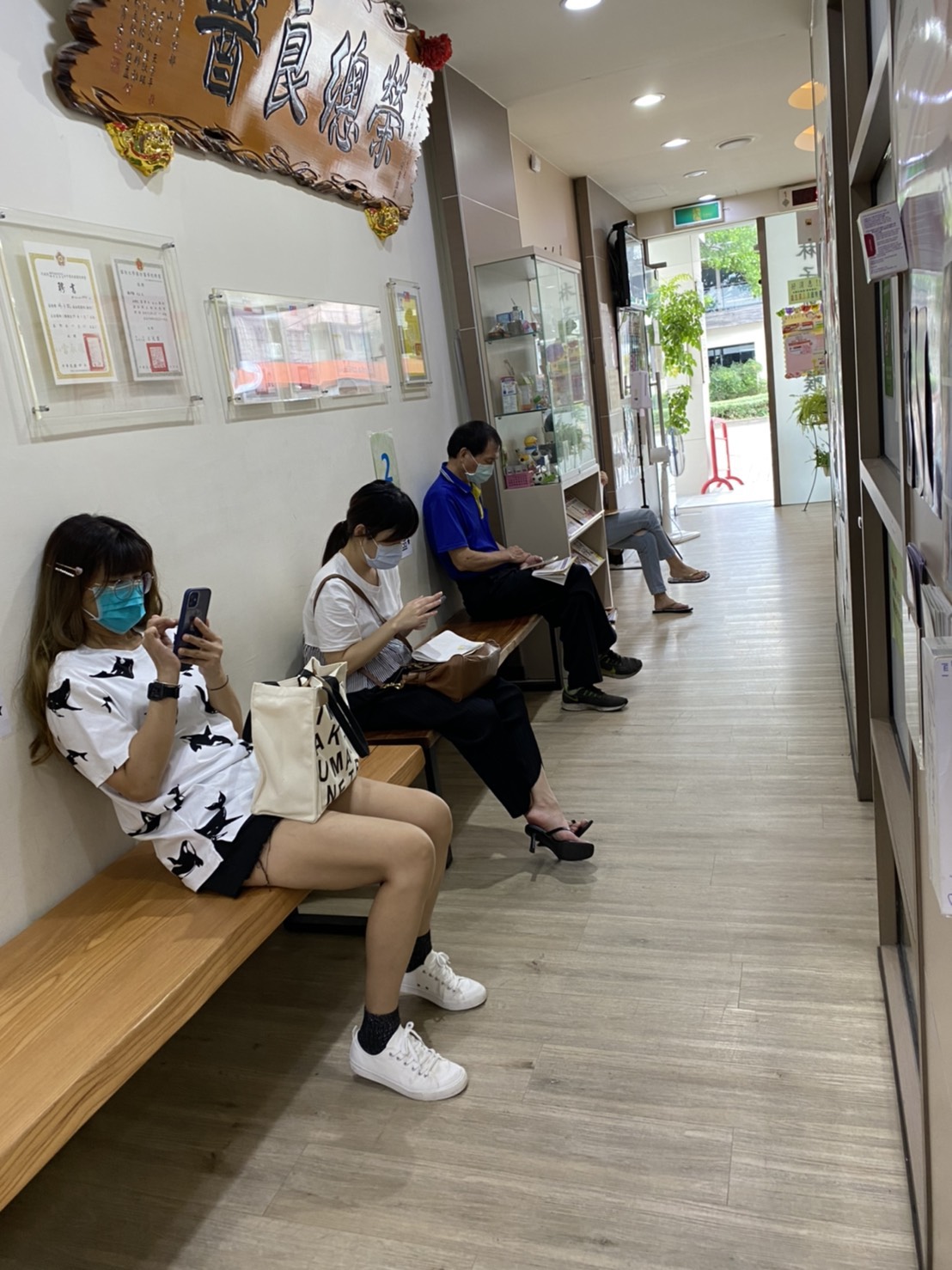 診所內的等候區都有安全社交距離。 唐復年/攝 診所內的等候區都有安全社交距離。 唐復年/攝