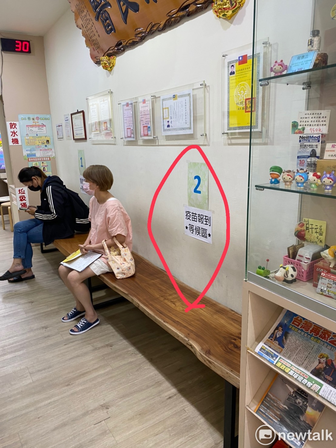 診所內各項指引說明很清楚,讓施打疫苗作業更加順暢。 唐復年/攝 診所內各項指引說明很清楚,讓施打疫苗作業更加順暢。 唐復年/攝