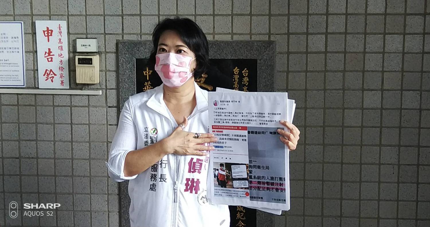 黃偵琳準備相關資料提告邱于軒。 圖:孫家銘攝 黃偵琳準備相關資料提告邱于軒。 圖:孫家銘攝