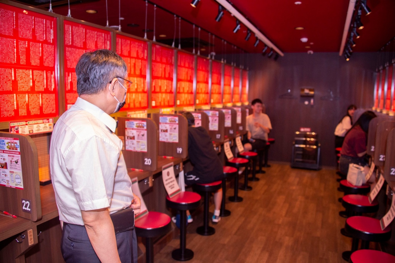 台北市長柯文哲視察百貨美食街防疫狀況。 圖:台北市政府 / 提供 台北市長柯文哲視察百貨美食街防疫狀況。 圖:台北市政府 / 提供