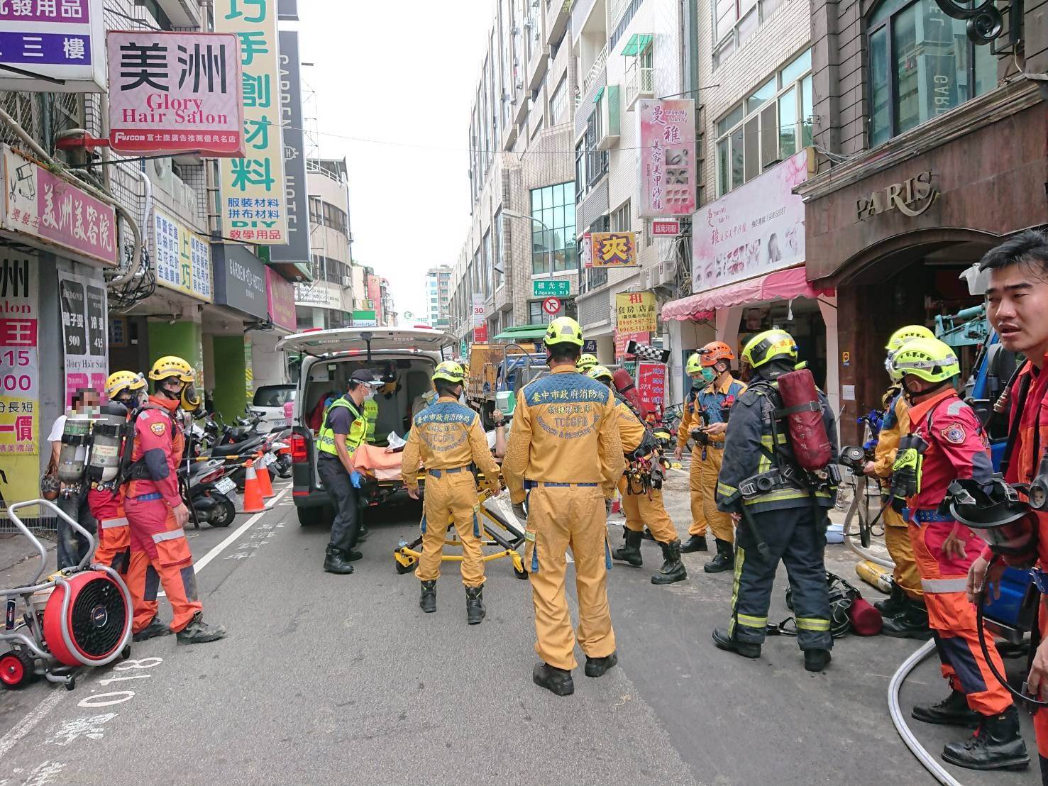 中市成功路施工意外,五人送醫急救。 圖:台中市消防局/提供 中市成功路施工意外,五人送醫急救。 圖:台中市消防局/提供