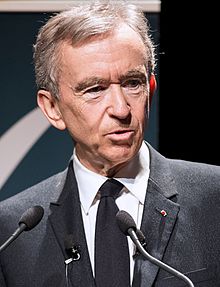 LV集團老闆阿諾特(Bernard Arnault)超越貝佐斯成為世界首富。 圖:翻攝自維基百科 LV集團老闆阿諾特(Bernard Arnault)超越貝佐斯成為世界首富。 圖:翻攝自維基百科