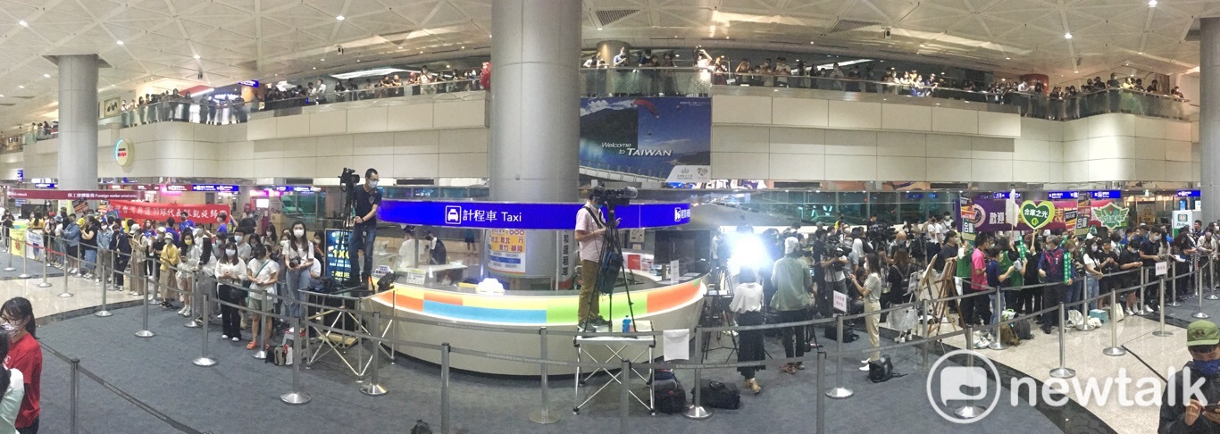 大批球迷和民眾聚集在桃園機場接機大廳準備迎接東京奧運羽球選球戴資穎、王齊麟、李洋等選手凱旋歸國。 圖:張良一攝 大批球迷和民眾聚集在桃園機場接機大廳準備迎接東京奧運羽球選球戴資穎、王齊麟、李洋等選手凱旋歸國。 圖:張良一攝