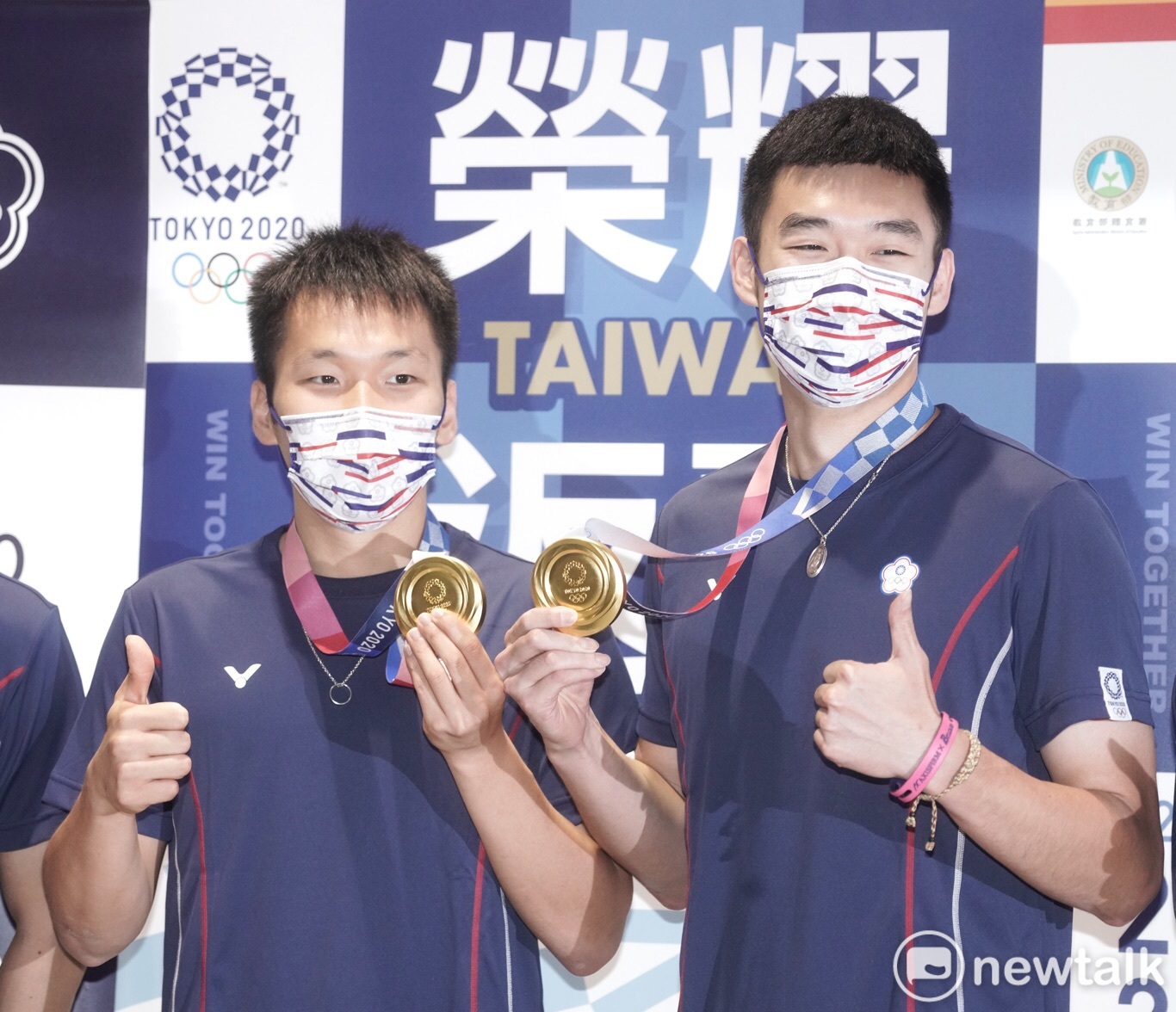 東京奧運羽球男雙金牌組合「麟洋配」,展示羽球男雙金牌。 圖:張良一攝 東京奧運羽球男雙金牌組合「麟洋配」,展示羽球男雙金牌。 圖:張良一攝