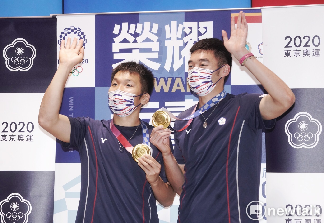 王齊麟、李洋手持東京奧運羽球雙打金牌向現場的粉絲們揮手致意。 圖:張良一攝 王齊麟、李洋手持東京奧運羽球雙打金牌向現場的粉絲們揮手致意。 圖:張良一攝