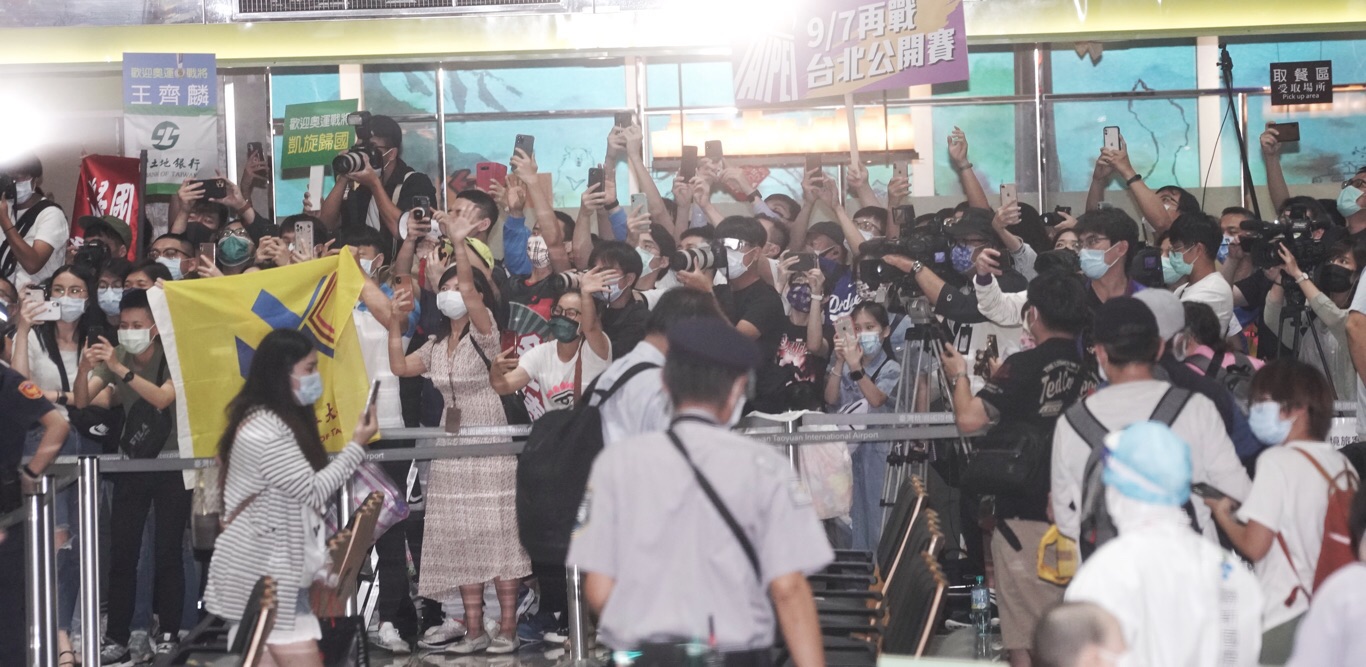 東京奧運羽球代表隊載譽返國,大批球迷機場接機,歡迎男雙金牌得主「麟洋配」。 圖:張良一攝 東京奧運羽球代表隊載譽返國,大批球迷機場接機,歡迎男雙金牌得主「麟洋配」。 圖:張良一攝