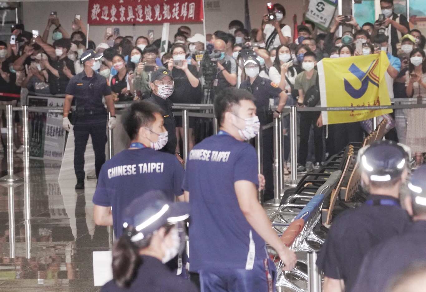 東京奧運羽球代表隊載譽返國,大批球迷機場接機,歡迎男雙金牌得主「麟洋配」。 圖:張良一攝 東京奧運羽球代表隊載譽返國,大批球迷機場接機,歡迎男雙金牌得主「麟洋配」。 圖:張良一攝