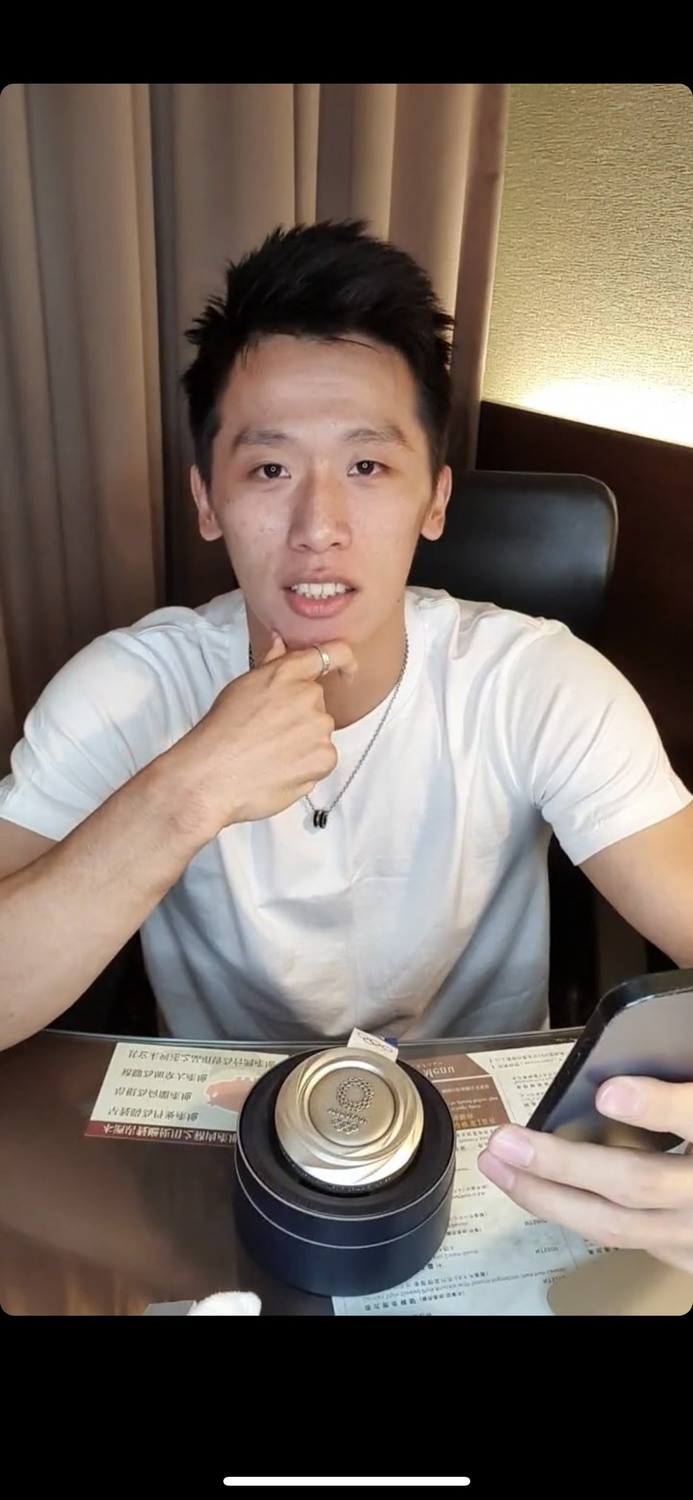 李智凱直播時透露奧運奪銀當下「心情很複雜」。 圖:擷取自李智凱IG直播影片 李智凱直播時透露奧運奪銀當下「心情很複雜」。 圖:擷取自李智凱IG直播影片