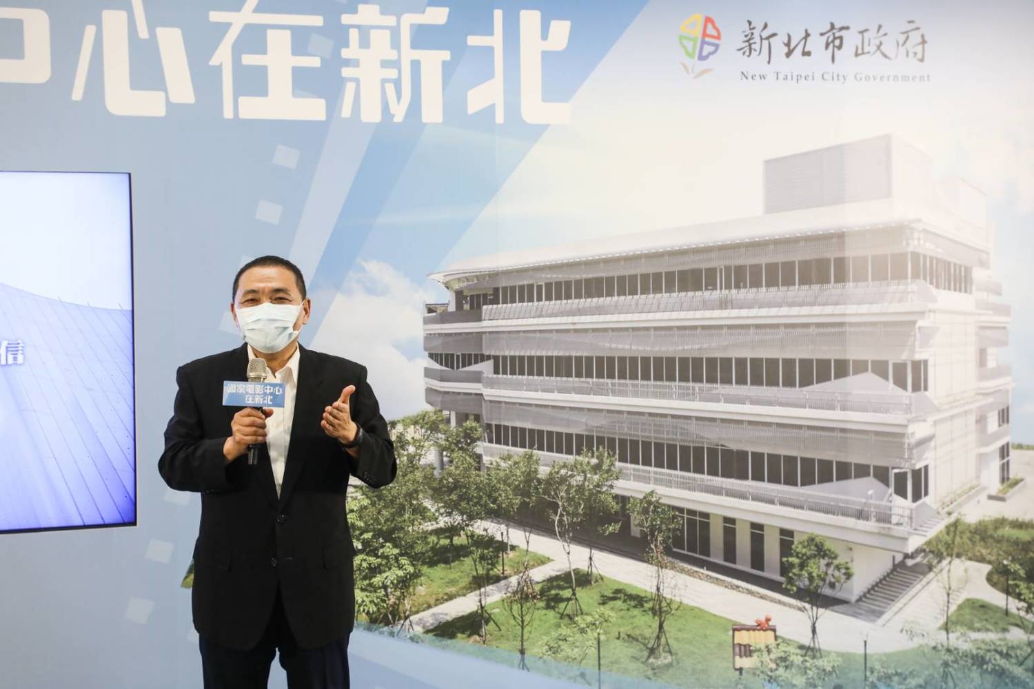 國家電影中心建築以「時間與空間的蒙太奇」為設計概念,影廳外牆金屬曲面造型象徵電影的未來與科技感,立面遮陽隔柵則象徵時間的流動與雕刻內部有豐富的設施。 圖:新北市新聞局提供 國家電影中心建築以「時間與空間的蒙太奇」為設計概念,影廳外牆金屬曲面造型象徵電影的未來與科技感,立面遮陽隔柵則象徵時間的流動與雕刻內部有豐富的設施。 圖:新北市新聞局提供