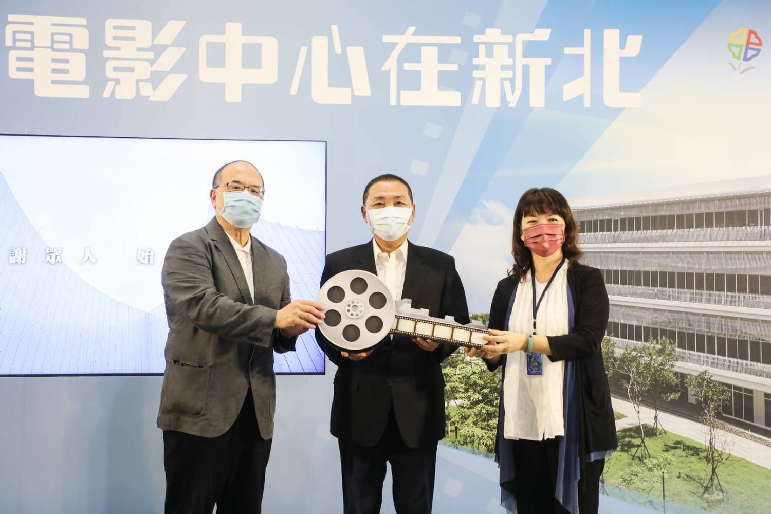 侯友宜將國家電影中心交棒給國家電影及視聽文化中心後,共同帶動國家影視產業發展及地方繁榮。 圖:新北市新聞局提供 侯友宜將國家電影中心交棒給國家電影及視聽文化中心後,共同帶動國家影視產業發展及地方繁榮。 圖:新北市新聞局提供