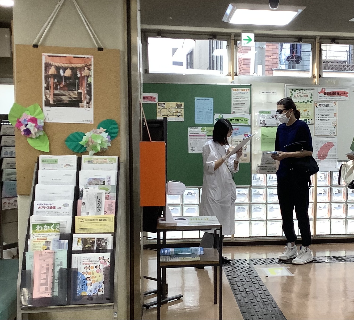 日本各地加強打疫苗,不過AZ以40歲以上的人為對象。 圖:劉黎兒攝影 日本各地加強打疫苗,不過AZ以40歲以上的人為對象。 圖:劉黎兒攝影