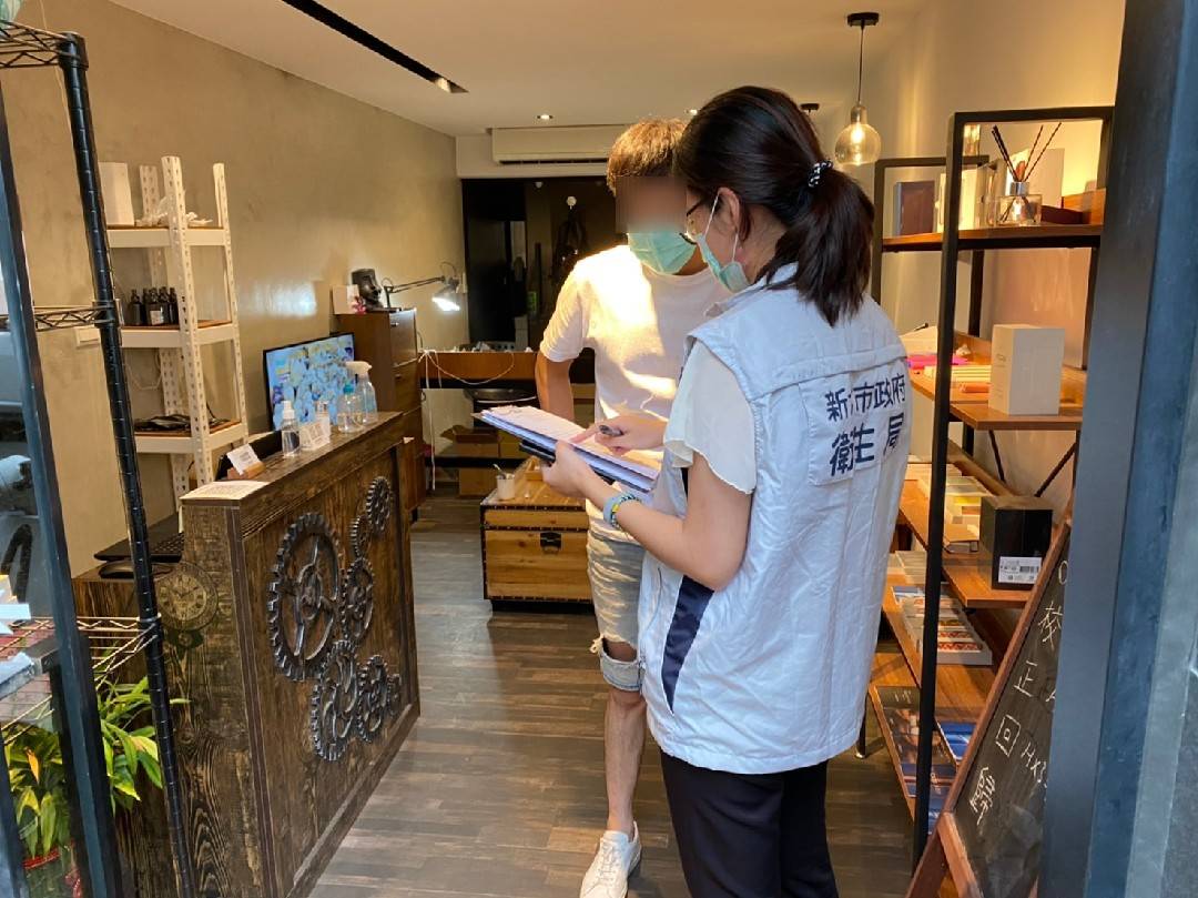 違規供應未滿18歲者電子煙或加熱式菸具及其零組件者,最高處5萬元罰鍰。 圖:新北市衛生局提供 違規供應未滿18歲者電子煙或加熱式菸具及其零組件者,最高處5萬元罰鍰。 圖:新北市衛生局提供
