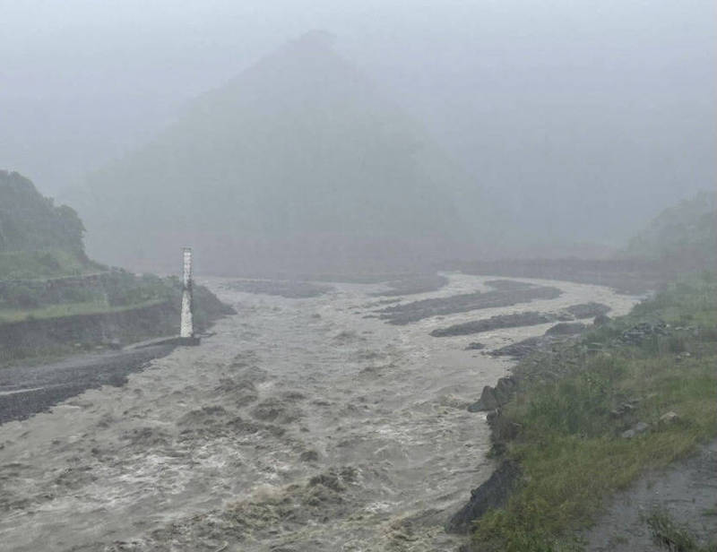 屏東山區大雨,來社溪溪水暴漲。 圖:來義鄉公所提供 屏東山區大雨,來社溪溪水暴漲。 圖:來義鄉公所提供