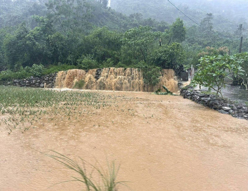 屏東山區大雨,來義鄉內出現黃泥流瀑布景象。 圖:來義鄉公所提供 屏東山區大雨,來義鄉內出現黃泥流瀑布景象。 圖:來義鄉公所提供