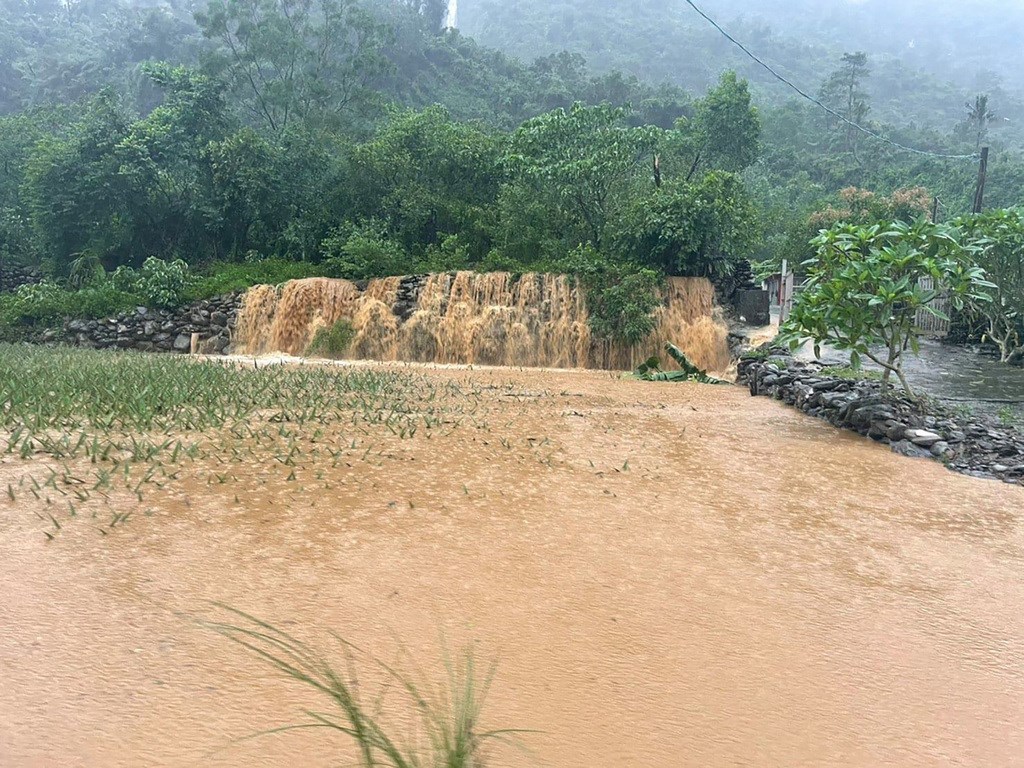 屏東縣連日強降雨,來義鄉、三地門鄉、霧台鄉及春日鄉等山地鄉累積3天雨量都在400毫米以上,山區多處土石崩落。圖為來義鄉土石被大雨沖刷到路上。 (來義鄉公所提供) 屏東縣連日強降雨,來義鄉、三地門鄉、霧台鄉及春日鄉等山地鄉累積3天雨量都在400毫米以上,山區多處土石崩落。圖為來義鄉土石被大雨沖刷到路上。 (來義鄉公所提供)
