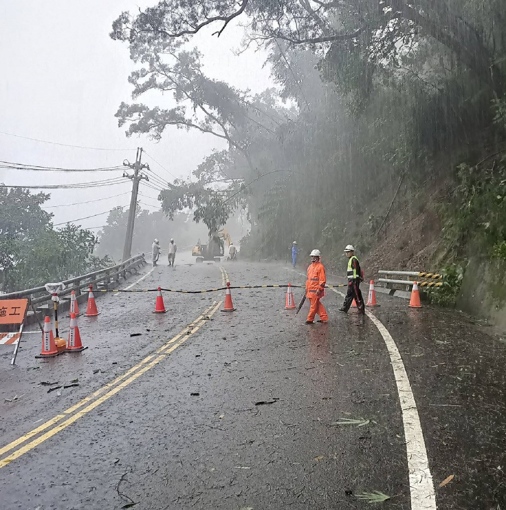 高雄市山區豪雨不斷,各地狀況不少,土石流紅色警戒6日已增至84條,撤離民眾達1801人;台20線荖濃往甲仙路段6日並發生路面下陷約30公分,甲仙工務段派員處理搶通。 (高雄市六龜警分局提供) 高雄市山區豪雨不斷,各地狀況不少,土石流紅色警戒6日已增至84條,撤離民眾達1801人;台20線荖濃往甲仙路段6日並發生路面下陷約30公分,甲仙工務段派員處理搶通。 (高雄市六龜警分局提供)