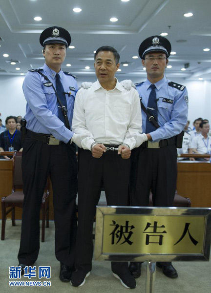 2012年2月6日,前中共重慶市委書記薄熙來調動市屬武警部隊包圍美國駐成都總領事館,卻帶回前重慶市副市長兼警局長王立軍。薄熙來因受賄罪、貪污罪、濫用職權罪,被判處無期徒刑。 圖:翻攝新華網(資料照片) 2012年2月6日,前中共重慶市委書記薄熙來調動市屬武警部隊包圍美國駐成都總領事館,卻帶回前重慶市副市長兼警局長王立軍。薄熙來因受賄罪、貪污罪、濫用職權罪,被判處無期徒刑。 圖:翻攝新華網(資料照片)