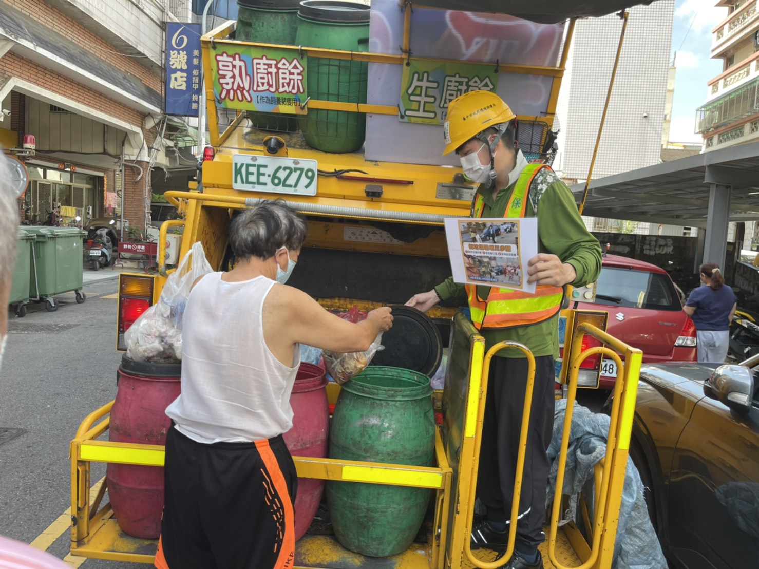 你保持「愛的社交距離」了嗎?_中市清潔隊員戴特製口罩勤宣導。 台中市政府/提供 你保持「愛的社交距離」了嗎?_中市清潔隊員戴特製口罩勤宣導。 台中市政府/提供
