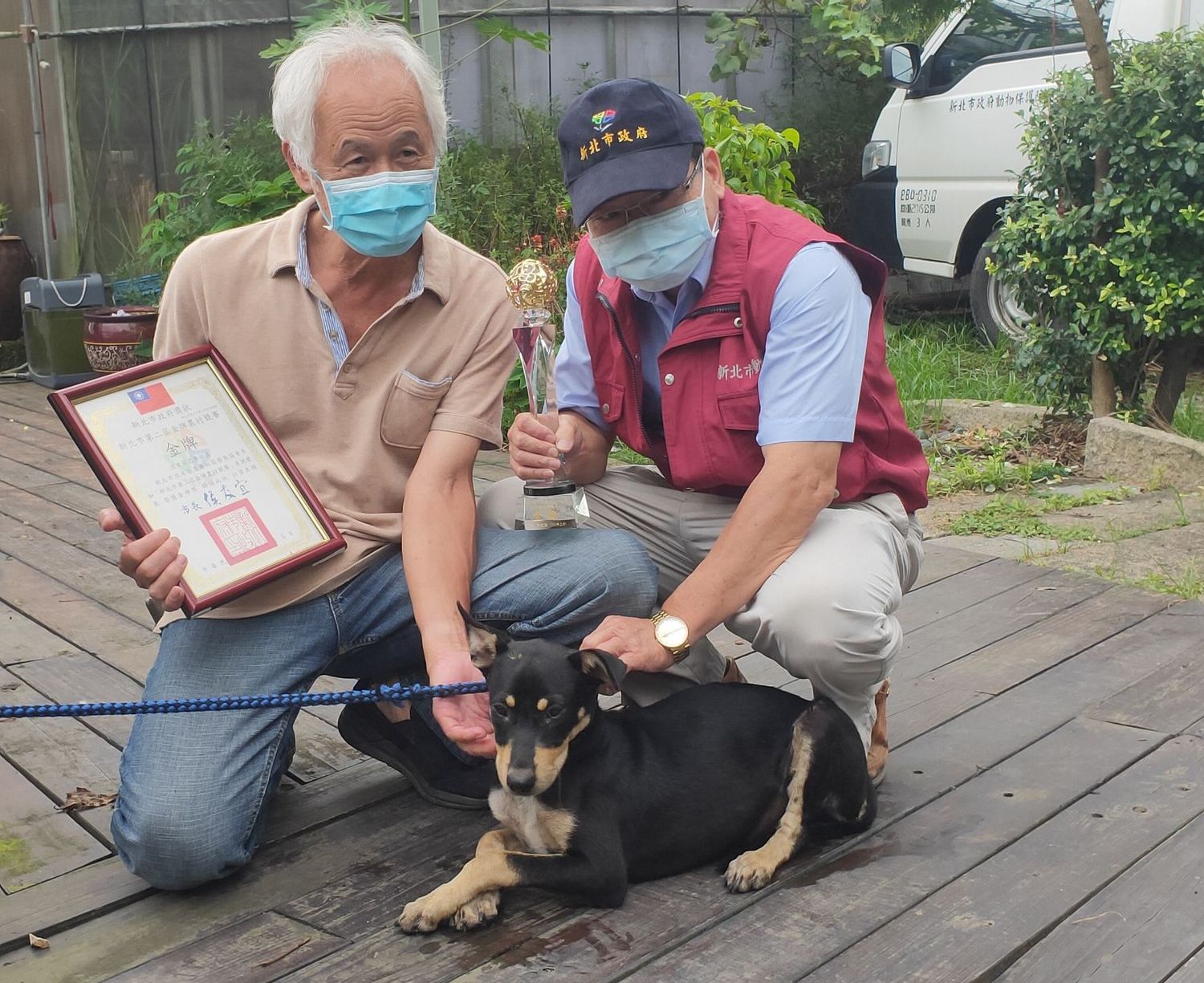 忠寮社區獲得金牌農村,理事長李鎮榮獸醫彭明發合影。 圖:新北市農業局農業工程科提供 忠寮社區獲得金牌農村,理事長李鎮榮獸醫彭明發合影。 圖:新北市農業局農業工程科提供