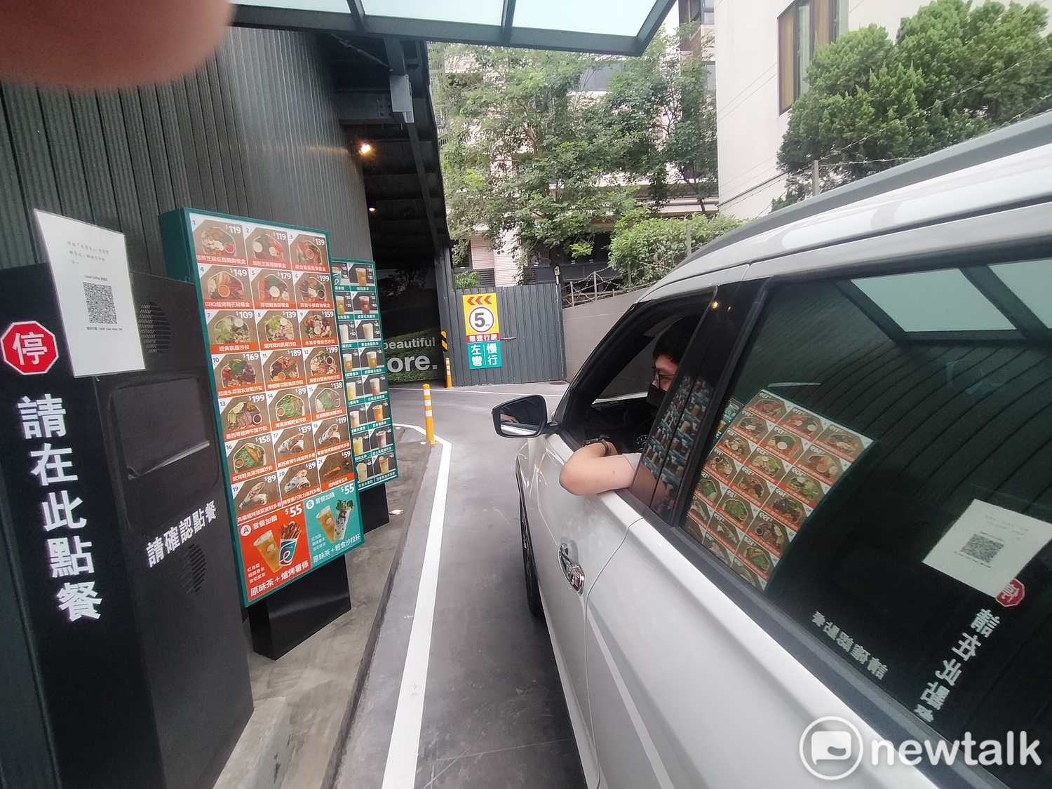 樂卡崇德店有標準的取餐車道。 唐復年/攝 樂卡崇德店有標準的取餐車道。 唐復年/攝
