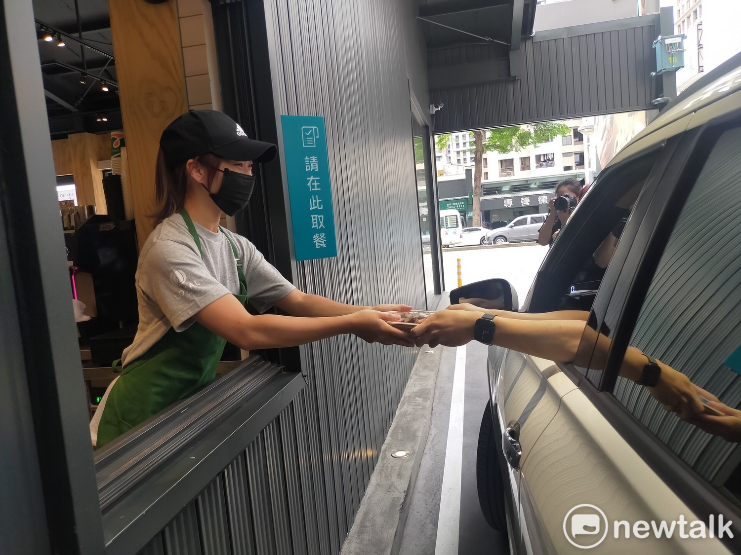 樂卡崇德店有標準的取餐車道。 圖:唐復年攝 樂卡崇德店有標準的取餐車道。 圖:唐復年攝