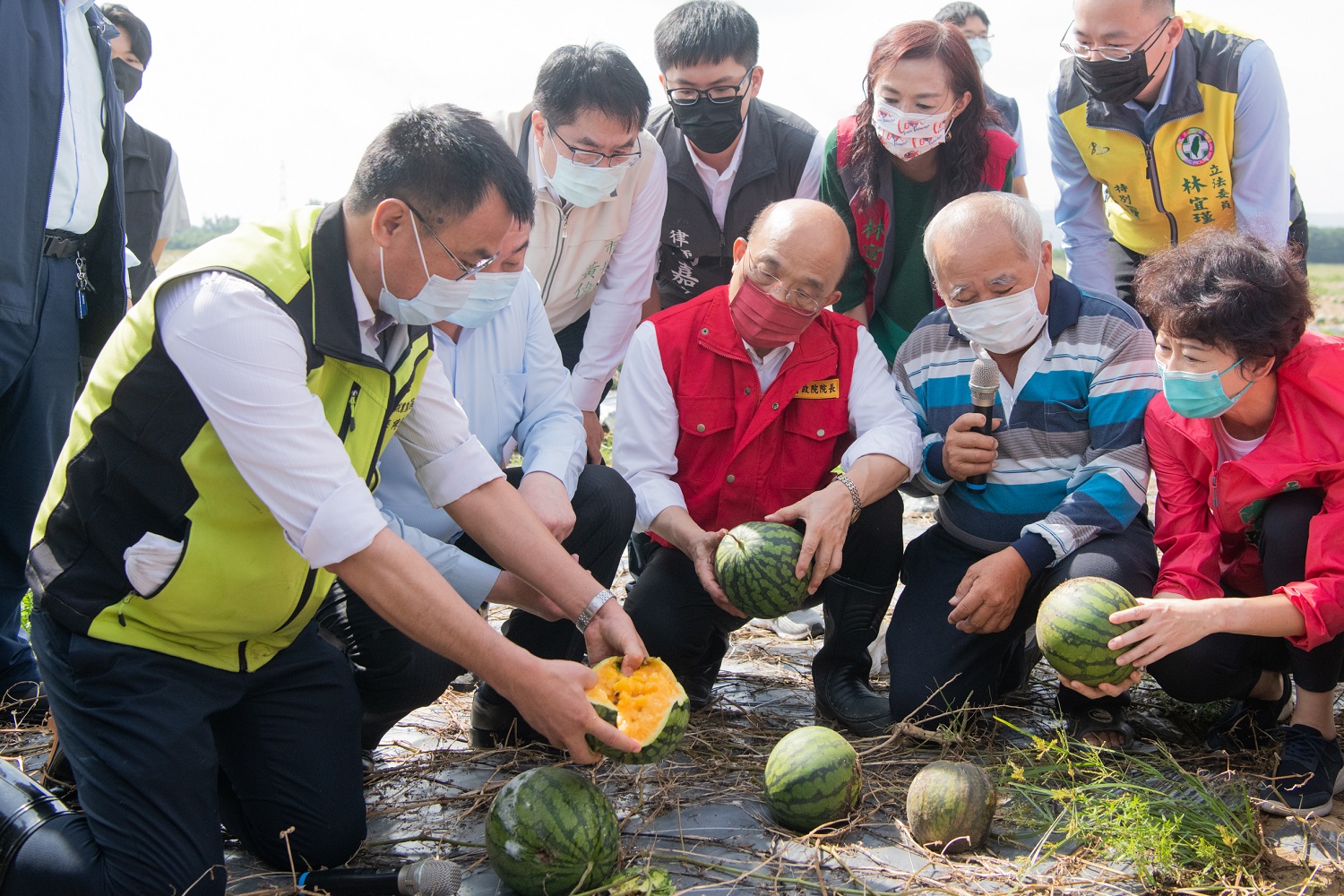 行政院長蘇貞昌至台南市關心0806豪雨致西瓜農損情形。 圖:行政院提供 行政院長蘇貞昌至台南市關心0806豪雨致西瓜農損情形。 圖:行政院提供