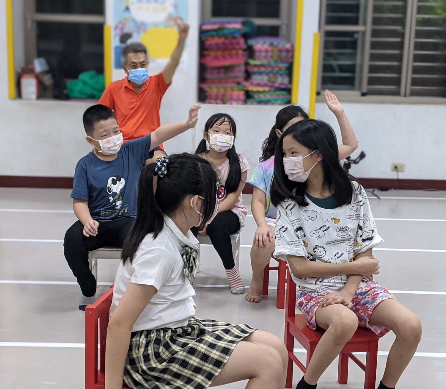 孩子們聽完故事後,回家主動跟家人分享,產生更多的交流互動,這就是活化歷史最美的結晶,創造祖孫情感真實交流與共融。 圖:新北市教育局提供 孩子們聽完故事後,回家主動跟家人分享,產生更多的交流互動,這就是活化歷史最美的結晶,創造祖孫情感真實交流與共融。 圖:新北市教育局提供
