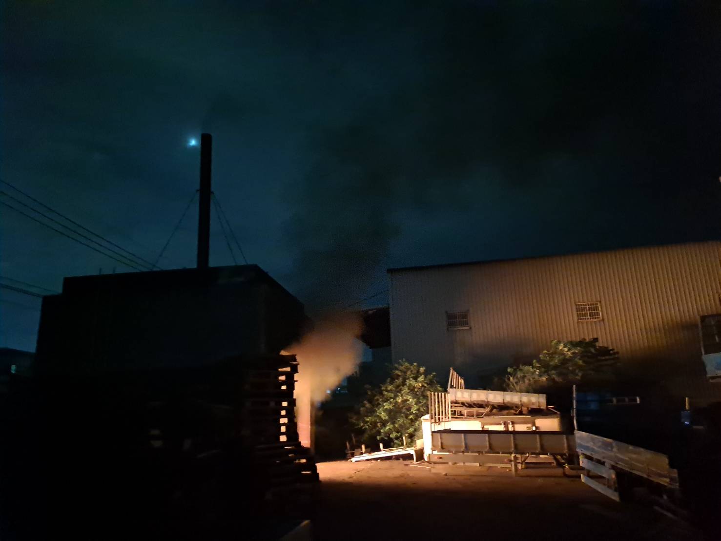 該工廠趁夜深人靜及周五下班後空檔,進行焚燒廢棄物作業,本月13 日晚間派環保局稽查員前往埋伏。 圖:新北市環保局提供 該工廠趁夜深人靜及周五下班後空檔,進行焚燒廢棄物作業,本月13 日晚間派環保局稽查員前往埋伏。 圖:新北市環保局提供