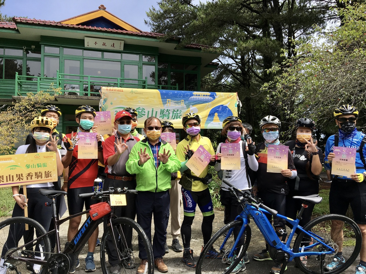 參山處代理處長曹忠猷與福壽山農場副場長王仁助於天池頒發完騎證書。 圖:參山處/提供 參山處代理處長曹忠猷與福壽山農場副場長王仁助於天池頒發完騎證書。 圖:參山處/提供