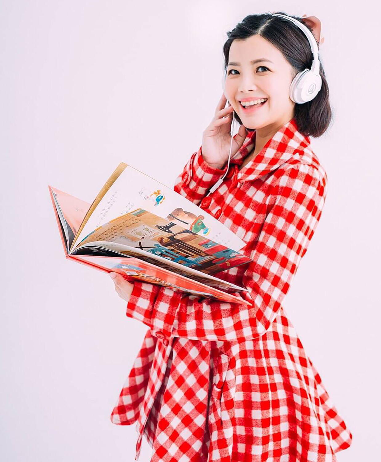 從事廣播兒童節目十餘年的彥如姐姐,將結合AR體驗,帶大家線上挑戰「繪本大擂台」。 圖:新北市立圖書館提供 從事廣播兒童節目十餘年的彥如姐姐,將結合AR體驗,帶大家線上挑戰「繪本大擂台」。 圖:新北市立圖書館提供