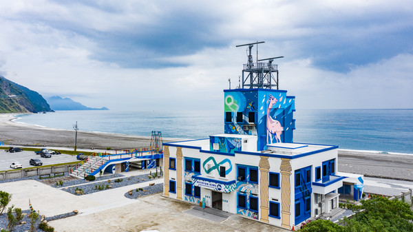 漢本海洋驛站正面以泰雅族的占卜鳥ssiliq做為主體。 圖:台泥/提供 漢本海洋驛站正面以泰雅族的占卜鳥ssiliq做為主體。 圖:台泥/提供