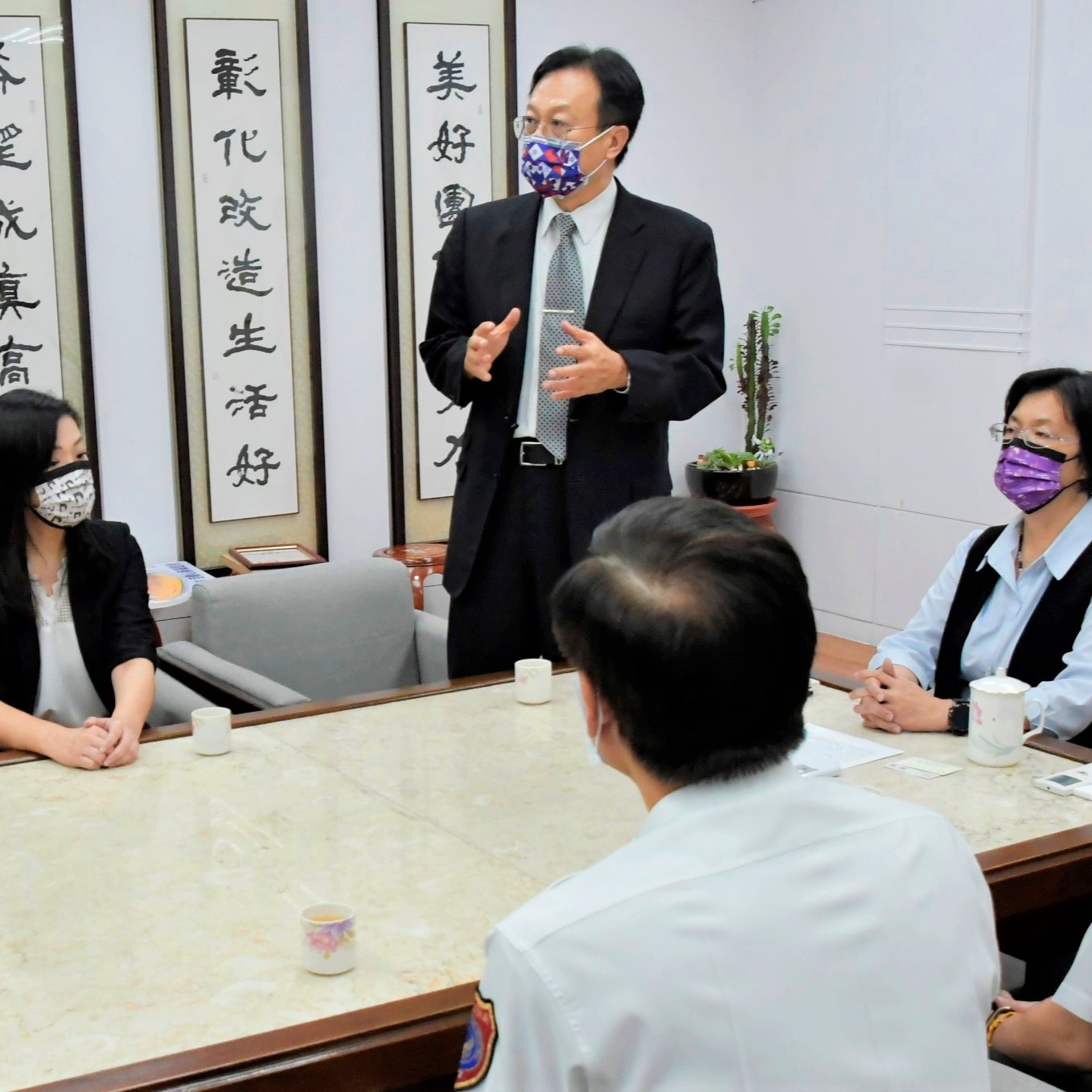 參選下屆國民黨主席選舉的前彰化縣縣長卓伯源「回娘家」,與王金平系統的彰化縣長王惠美、郭台銘系統的立委高虹安同框。 圖:翻攝卓伯源臉書 參選下屆國民黨主席選舉的前彰化縣縣長卓伯源「回娘家」,與王金平系統的彰化縣長王惠美、郭台銘系統的立委高虹安同框。 圖:翻攝卓伯源臉書
