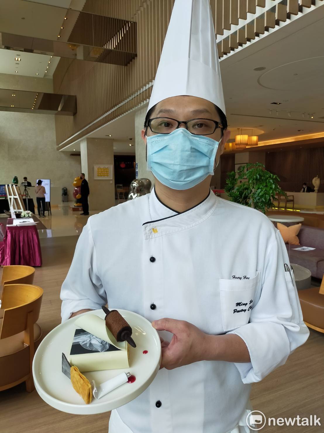 點心坊主廚蘇育民以版畫創作過程為靈感,匠心打造同名款藝術甜點,作畫所需使用的石版、滾筒、刮刀一變而為點心,風味不凡外、創意十足。 唐復年/攝 點心坊主廚蘇育民以版畫創作過程為靈感,匠心打造同名款藝術甜點,作畫所需使用的石版、滾筒、刮刀一變而為點心,風味不凡外、創意十足。 唐復年/攝