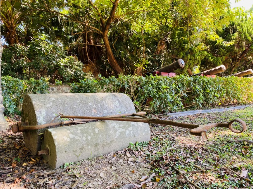 「網球整地式」點子來自草地網球場的鐵製把手滾輪,要拉動它的姿勢就像現在流行的深蹲。「早起按鈴式」則是模仿領事按僕役呼叫鈴的動作,轉換成屈肘、捲腹等姿勢。 圖:淡水古蹟博物館提供 「網球整地式」點子來自草地網球場的鐵製把手滾輪,要拉動它的姿勢就像現在流行的深蹲。「早起按鈴式」則是模仿領事按僕役呼叫鈴的動作,轉換成屈肘、捲腹等姿勢。 圖:淡水古蹟博物館提供